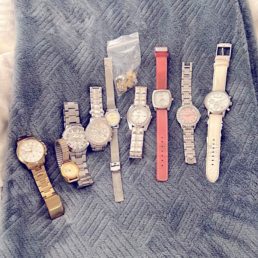 All in working order. Lot of watches. Need batteries.